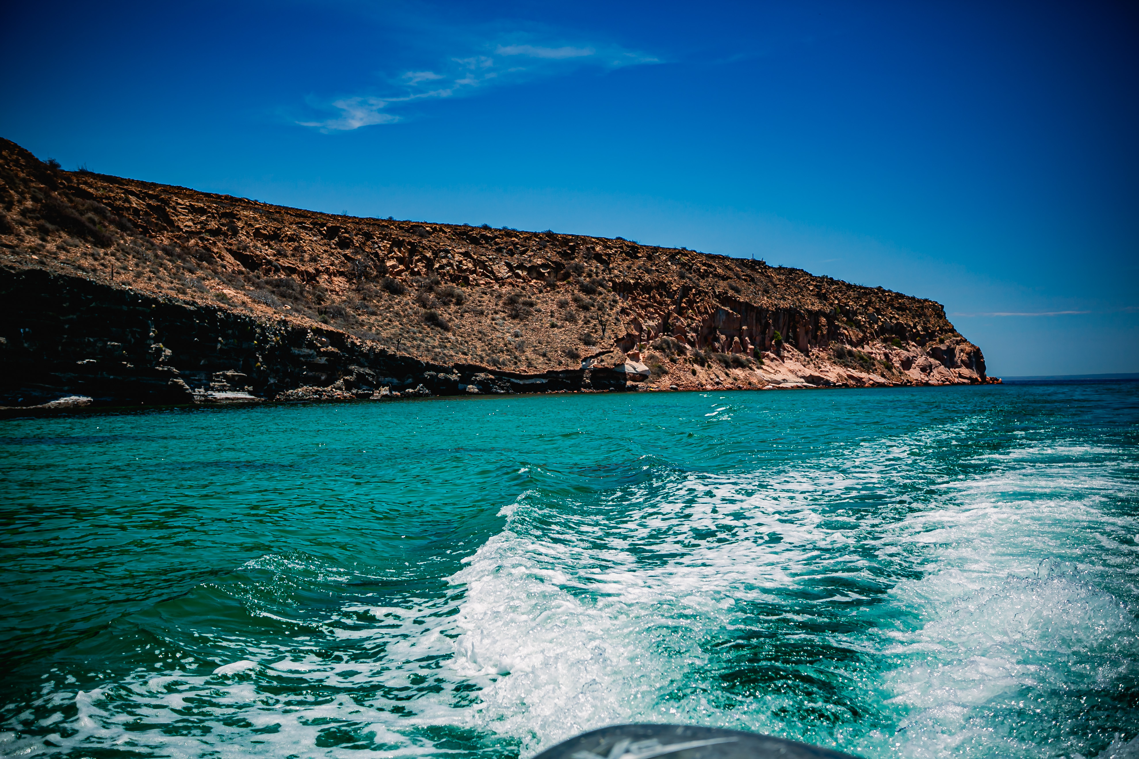 Estela de la lancha frente a la costa de Baja California Sur